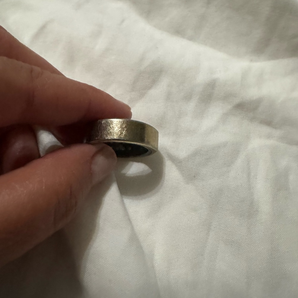 Oura Gold Ring - Picture 3 of 3